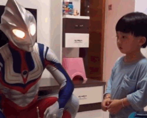 兒子不敢直望鹹蛋超人呆呆的只懂喪玩手指。網圖