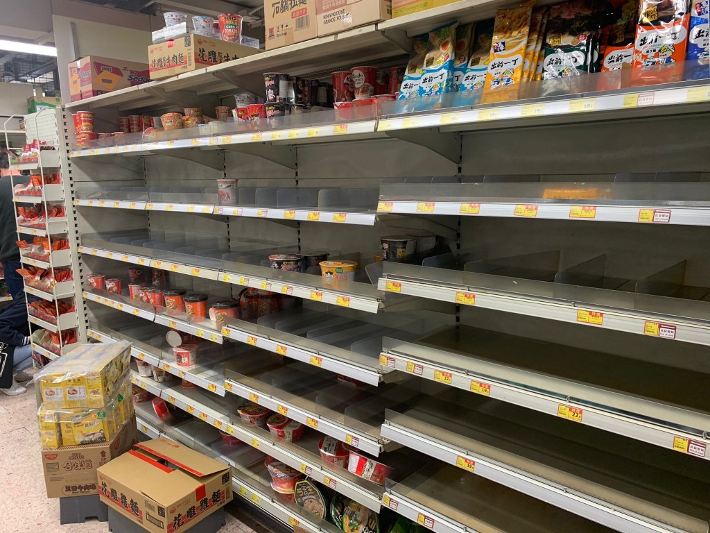 西環超市市民搶購生鮮食品及即食麵。