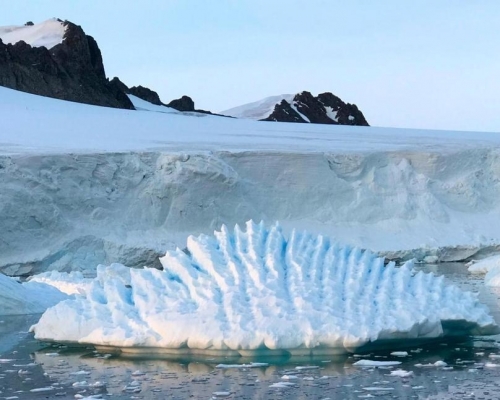 南极融冰速度加快，每年逾2000亿吨冰消失，情况令人担忧。AP