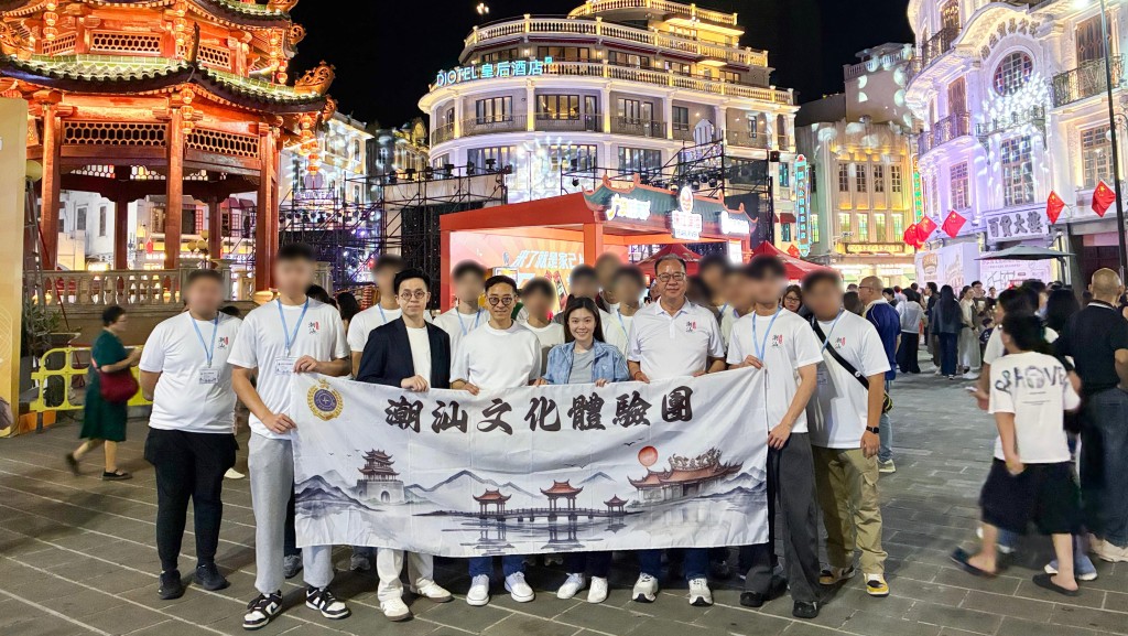 懲教署署長黃國興（前排左三）、贊助人靳佳宏（前排左二）聯同嘉賓及青少年更生人士潮汕文化體驗團團員遊覽汕頭小公園，以了解當地的風土人情並合影。
