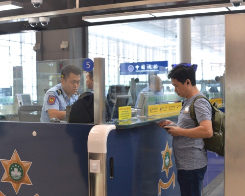 有旅客辦理出入境手續。