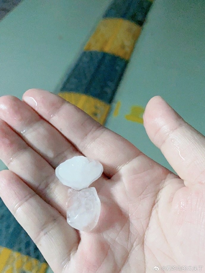 上海網民發布落冰雹照片。 微博