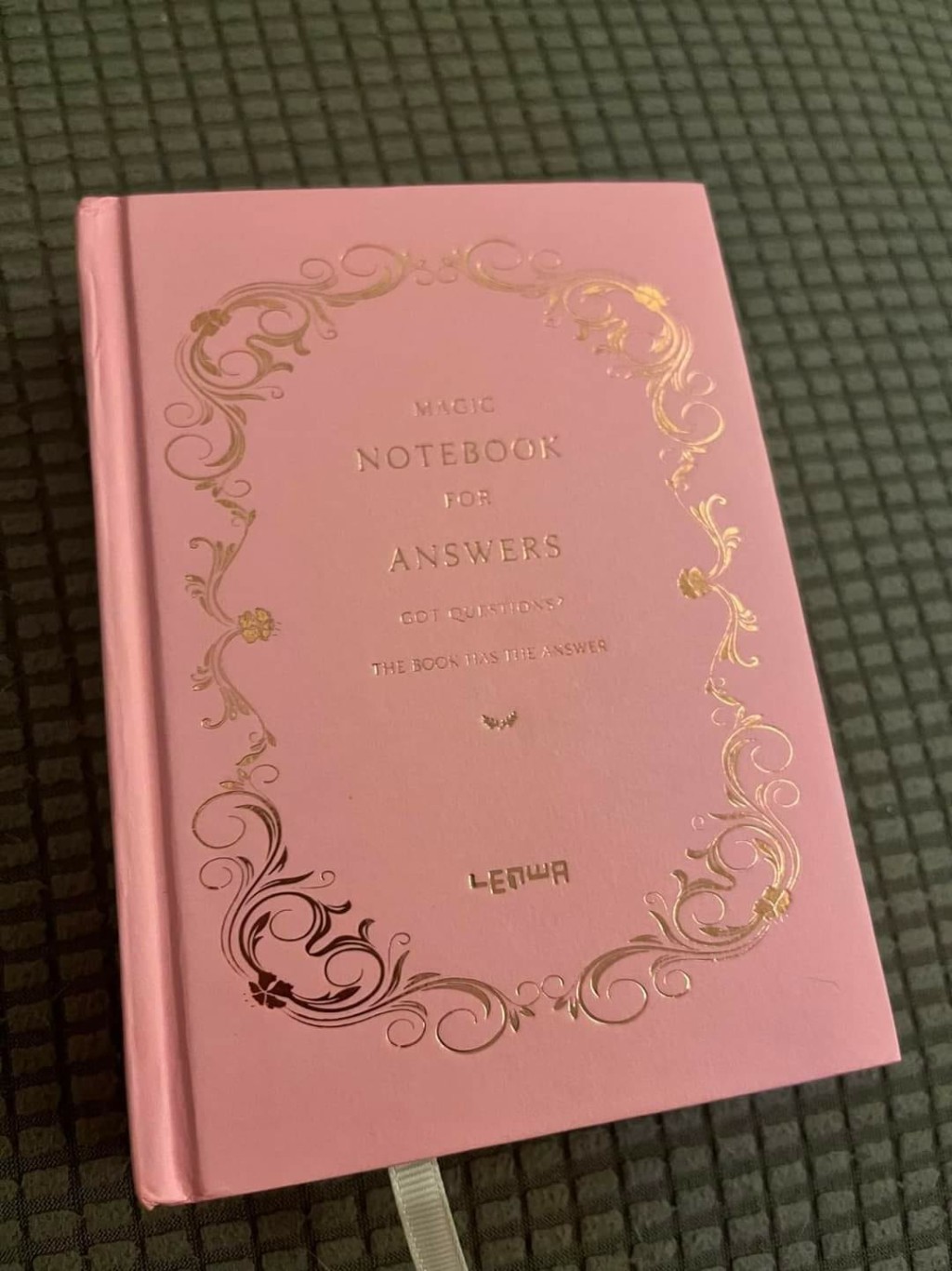 笔记簿上写有「Magic Notebook For Answers」的字样。淘宝开心share FB图片