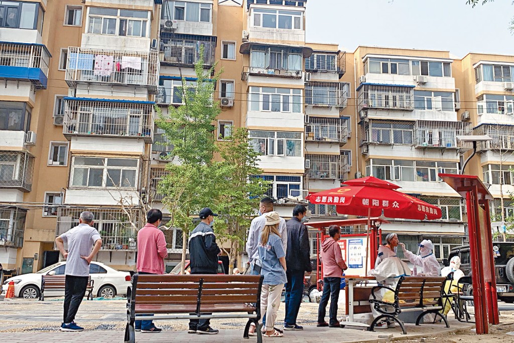 朝陽區社區居民排隊進行核酸檢測。