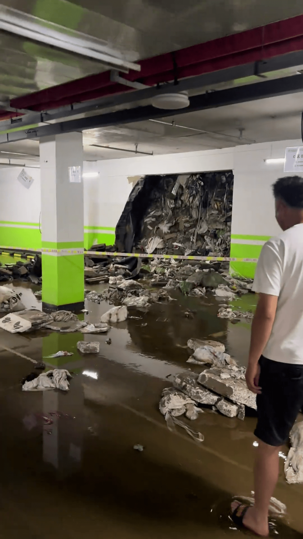 瀋陽暴雨下有屋苑地下停車場牆塌露出垃圾,業主質疑空心磚砌牆掩廢物。 瀋陽暴雨下有屋苑地下停車場牆塌露出垃圾,業主質疑空心磚砌牆掩廢物。