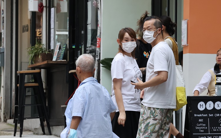 兩公婆走出咖啡店後，再去香水店。