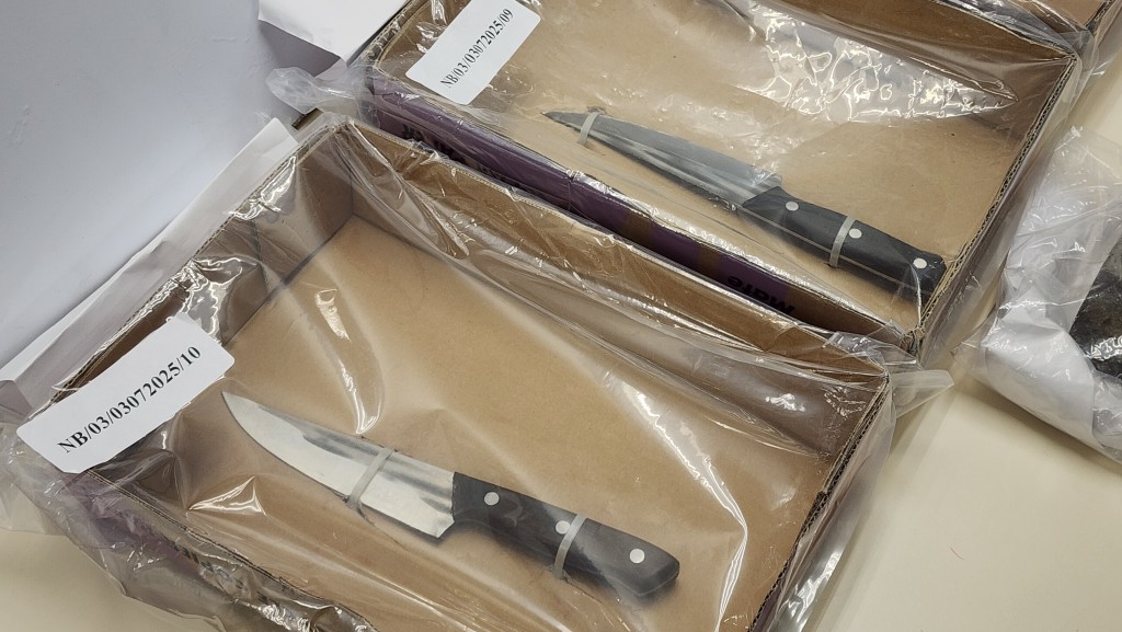 食環署人員檢走一批屠宰工具。