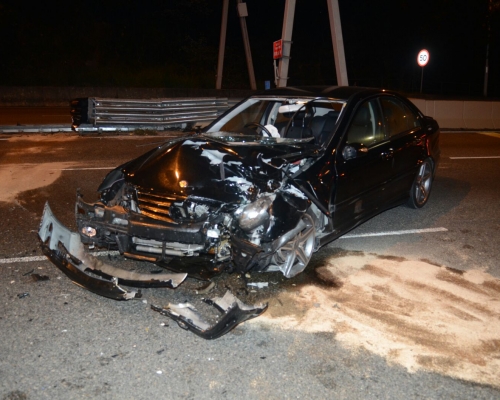 一輪私家車於大老山隧道沙田出口失控撞欄，車頭嚴重變形。