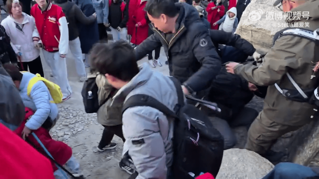 泰山游客为睇日出大打出手，场面失控。