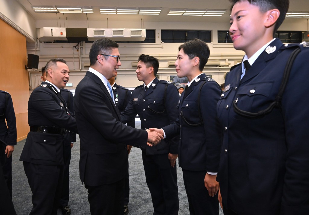 保安局局長鄧炳強今（31日）為香港警察學院結業會操擔任檢閱官。