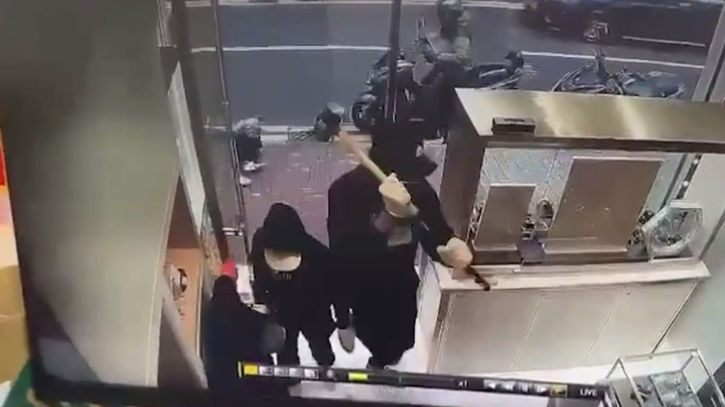 甫走入店即走近玻璃展示櫃。 甫走入店即走近玻璃展示櫃。