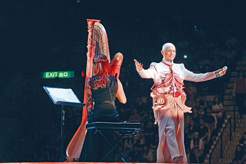 ■側田在紅館騷上晒出光頭。