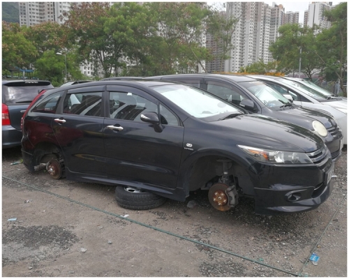 有私家車被偷走4個車轆,再用另外偷來的車轆托著。