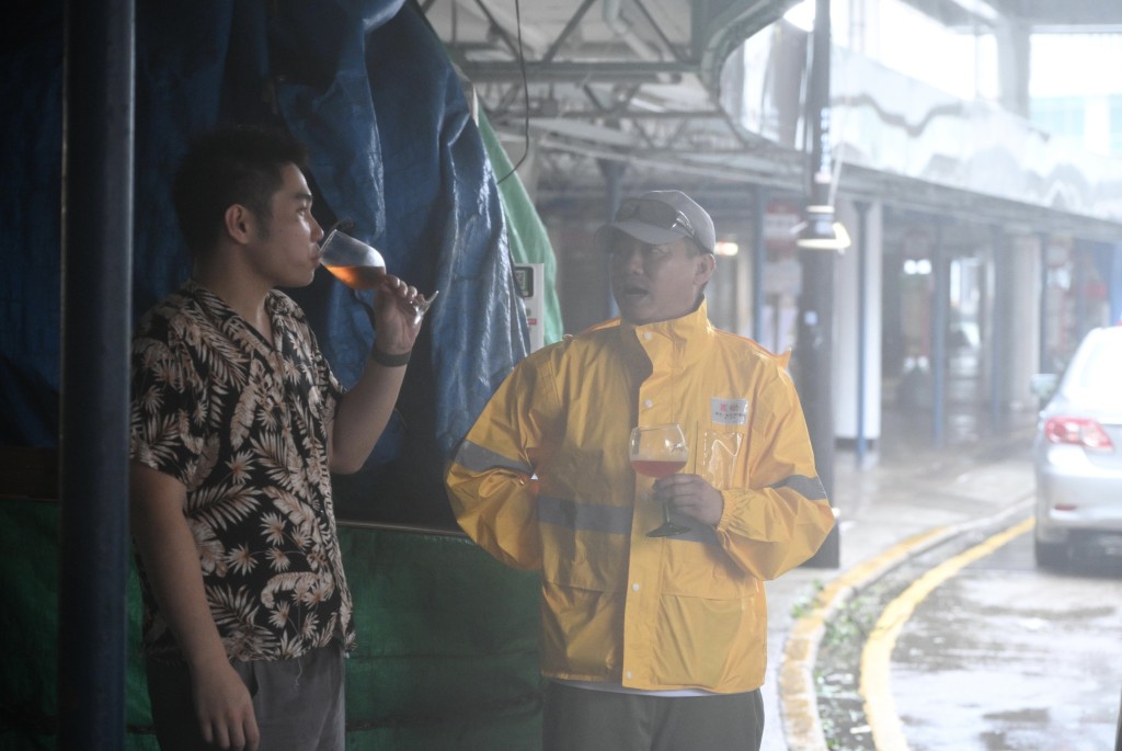 有市民無懼風雨，在尖沙咀碼頭舉杯對飲。