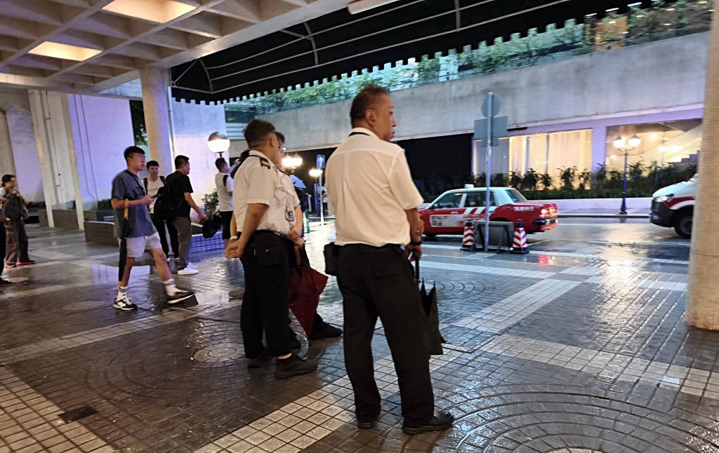 事件引起大批街坊圍觀。網圖 事件引起大批街坊圍觀。網圖