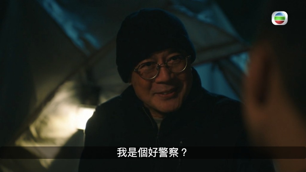 李成昌于《法证V》上演长达一分多钟的独角戏，不断重复同一句说话“我系一个好警察？”情绪由干笑变到自责嚎哭，获封“教材级演技”。  ​