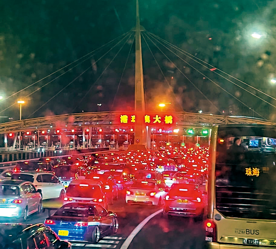 港珠澳大橋車龍延綿。