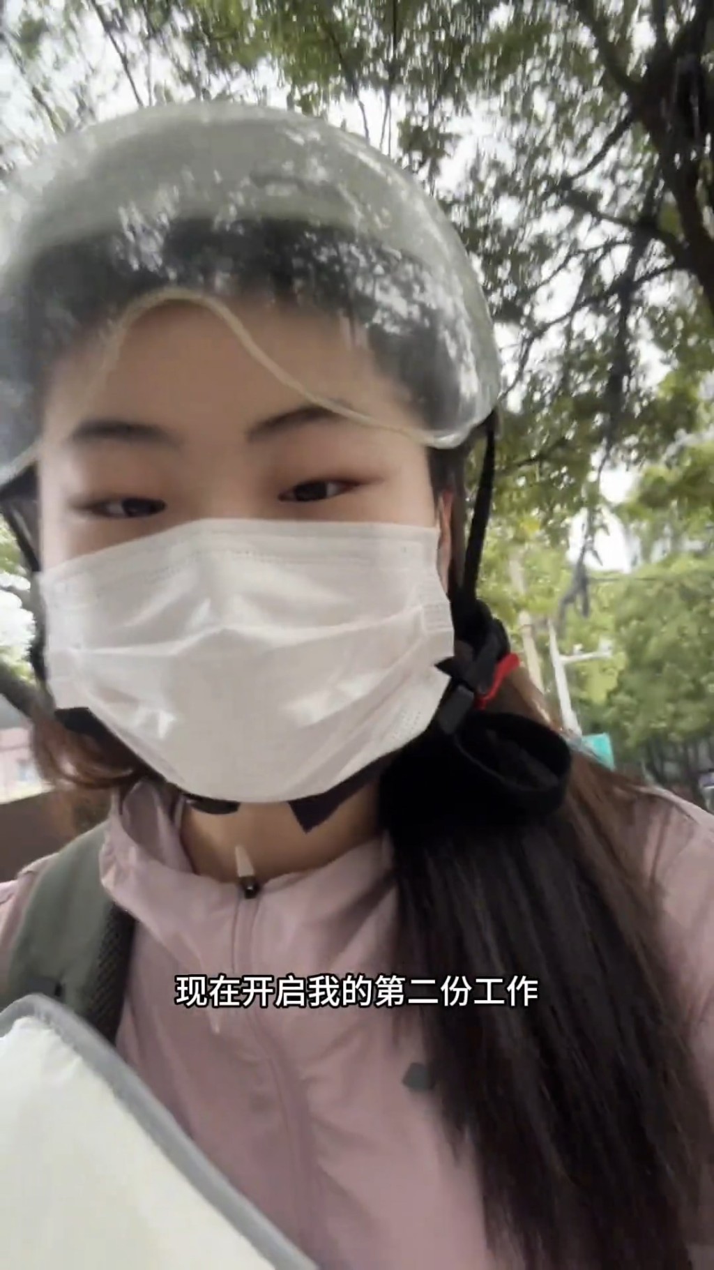 正職月薪只有2000元。 正職月薪只有2000元。