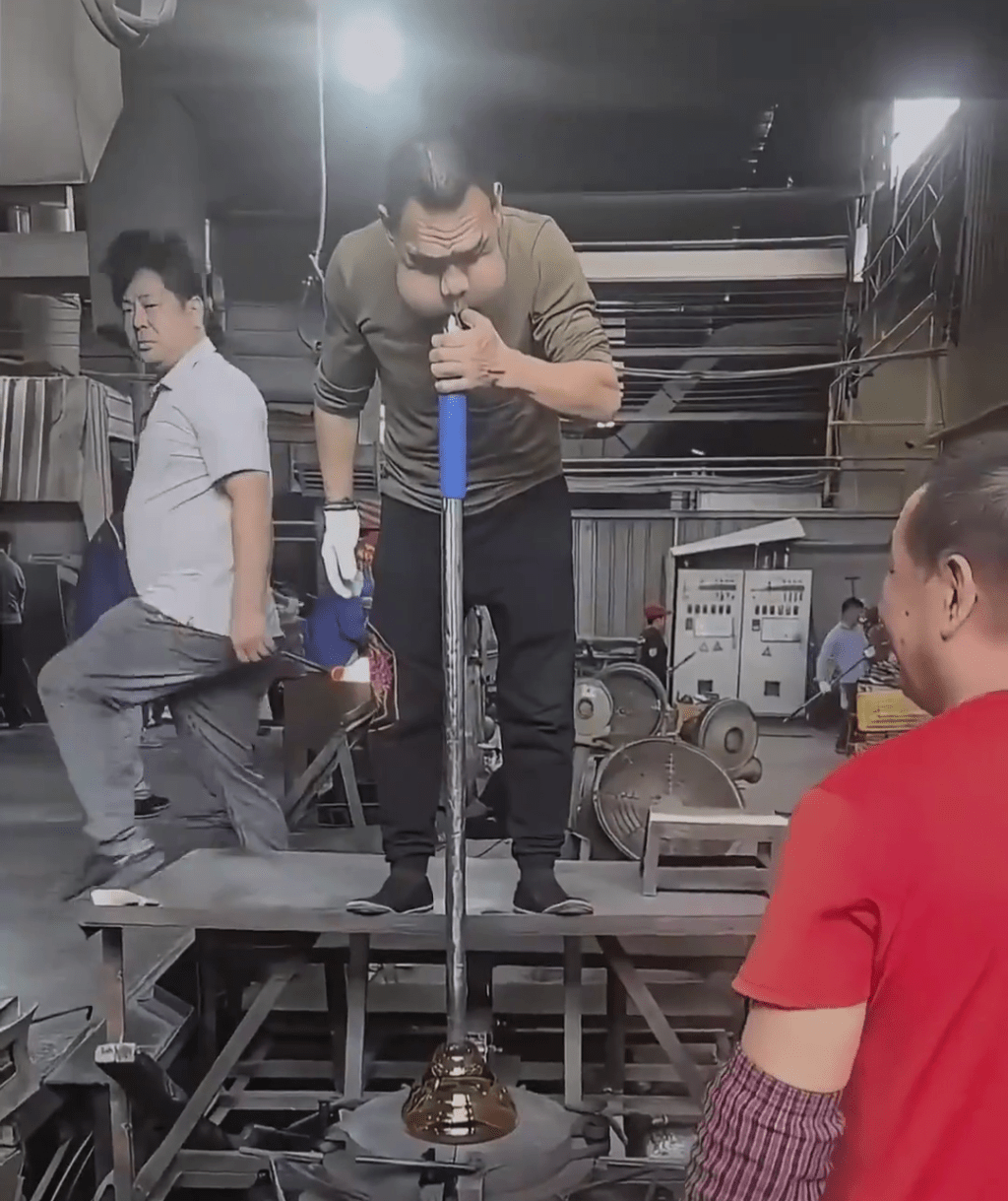 广东男吹玻璃30年练成“蛤蟆功”？背后故事赚人热泪。