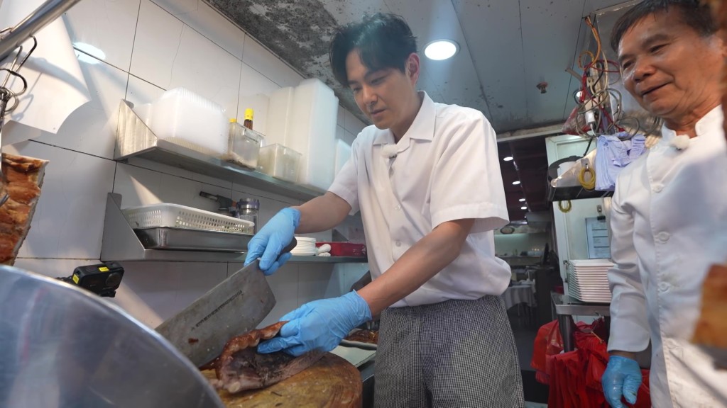 發哥示範一次之後就叫他試斬燒鵝