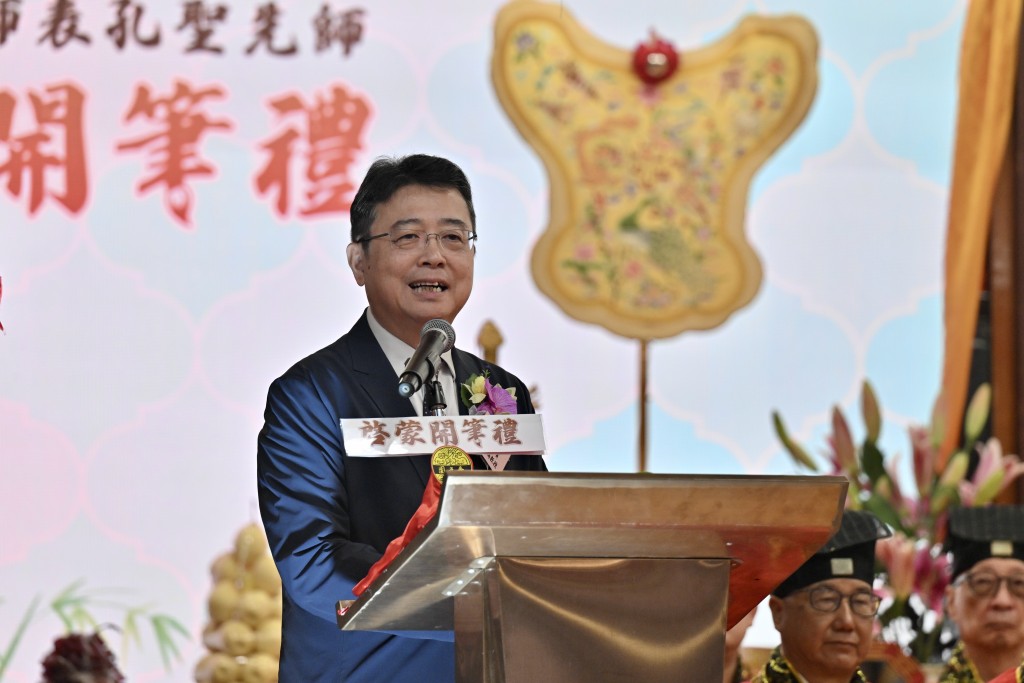劉智鵬鼓勵在場家長督促子女多習字,透過書法領略中華文化。 劉智鵬鼓勵在場家長督促子女多習字,透過書法領略中華文化。