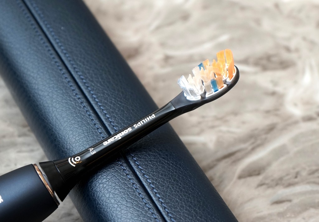 Sonicare AI採用A3 Premium All-in-One多功能刷頭,集潔齒、護齦、美白及除牙菌膜功能於一身。 Sonicare AI採用A3 Premium All-in-One多功能刷頭,集潔齒、護齦、美白及除牙菌膜功能於一身。