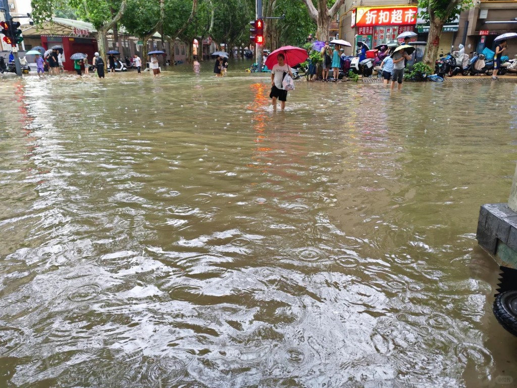 鄭州大暴雨,全市活動暫停。小紅書 鄭州大暴雨,全市活動暫停。小紅書