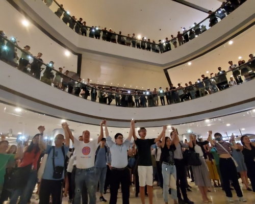 晚上有市民在IFC聚集唱反修例歌曲。