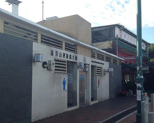 有市民吸入後不停流淚,紛紛以手掩鼻,衝入附近一公廁沖洗。