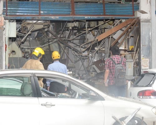 餐廳發生氣體爆炸後,店內一片頹垣敗瓦,天花露出鋼筋。歐陽偉光攝