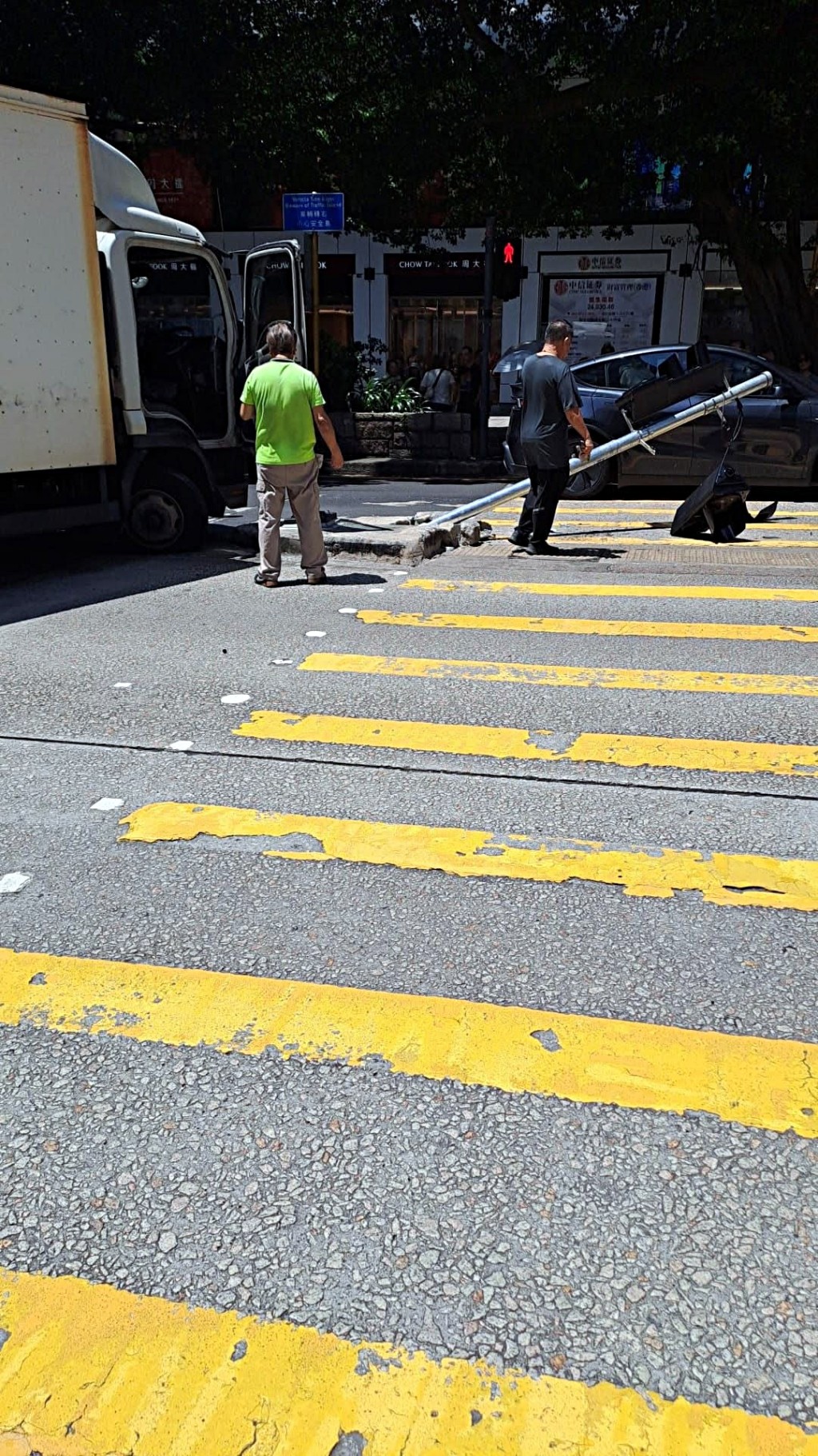 現場燈柱被撞毀。fb:車cam L(香港群組) 現場燈柱被撞毀。fb:車cam L(香港群組)