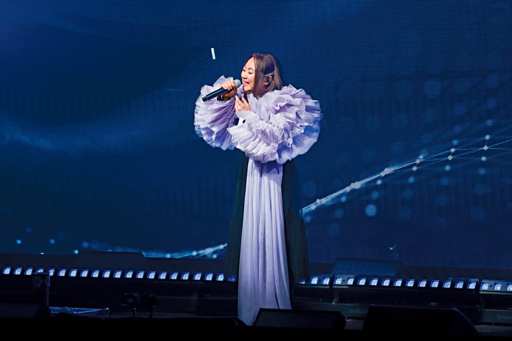 黃博不但演唱多首慢歌，更一連跳唱多首快歌。