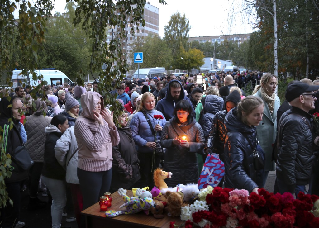 校園槍擊案死者的家屬朋友獻花、放置玩具和點燃蠟燭，顯得非常悲哀。AP