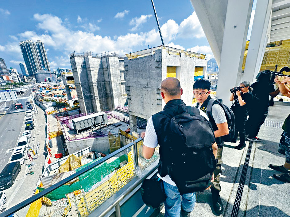 油尖警區重案組到工地外圍調查。