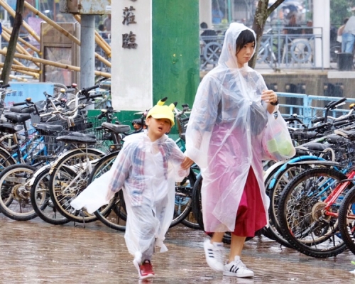 明日大致多雲,有幾陣驟雨,局部地區有雷暴,氣溫23至27度。