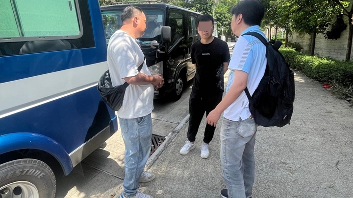 死者親屬在香港建造業總工會代表陪同下，到沙田富山殮房認屍。工會提供圖片