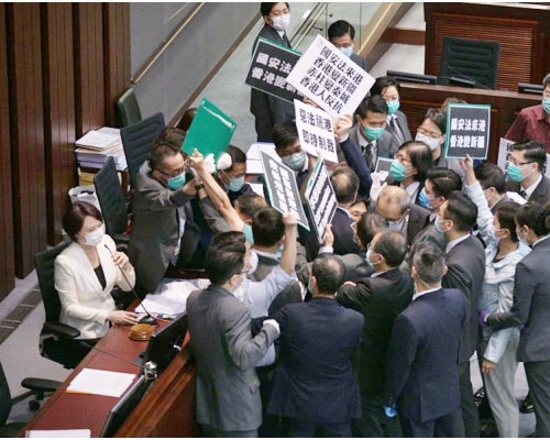 民主派包圍主席台向李慧琼(左)示威。