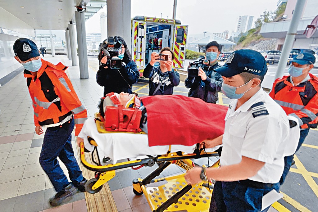 男警頭及手腳受傷送院治理。