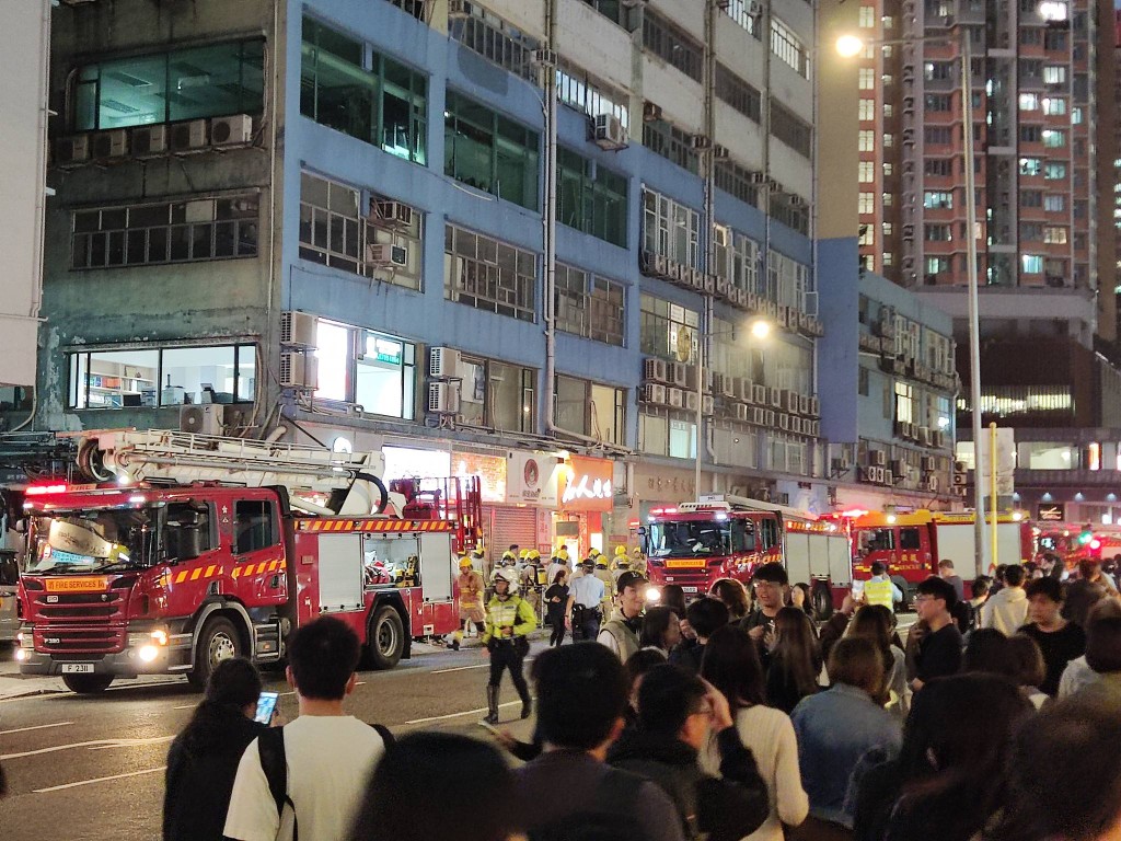 消防到場開喉灌救，將火救熄。fb「黃大仙友」群組圖片