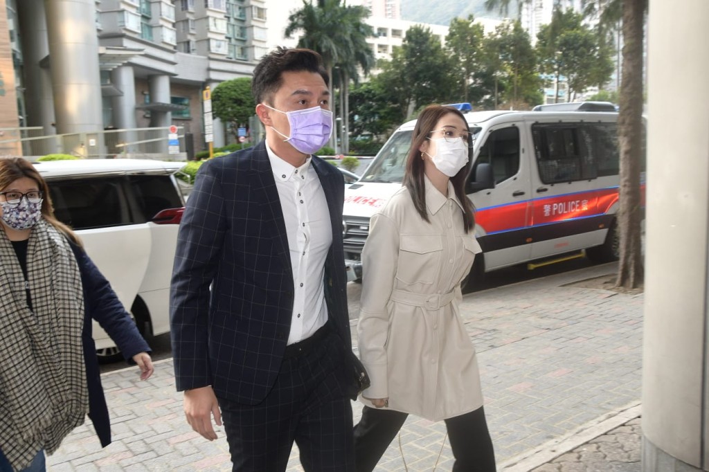 楊明與女友莊思明於早上9時許現身法院。