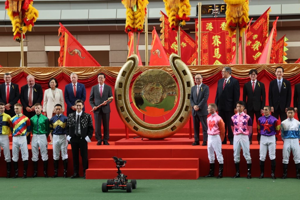 MC擔任沙田馬場馬季開鑼日表演嘉賓。 MC擔任沙田馬場馬季開鑼日表演嘉賓。
