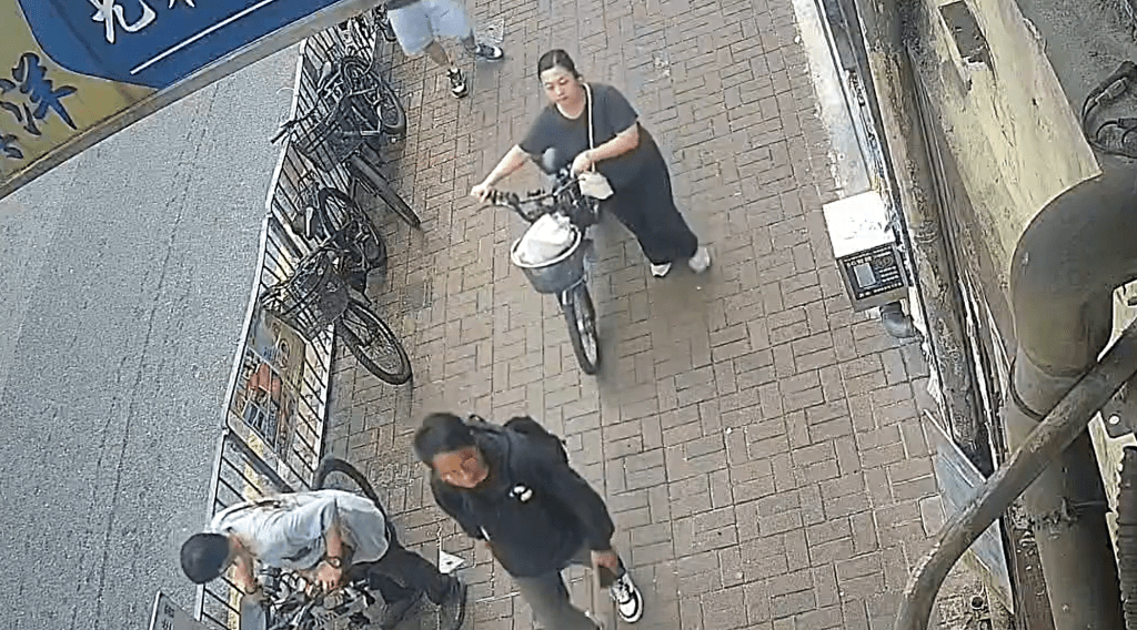 男子走近單車正式下手。fb：北區之友