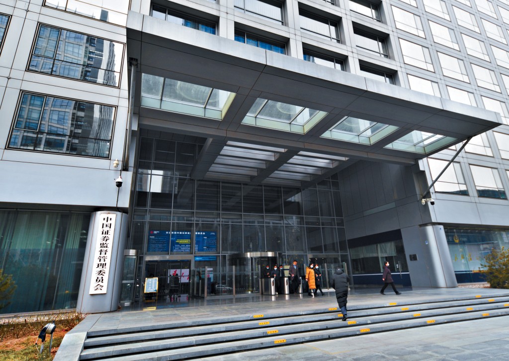 中证监昨天宣布，进一步优化内地与香港基金互认安排，包括将互认基金客地销售比例限制由50%放宽至80%。