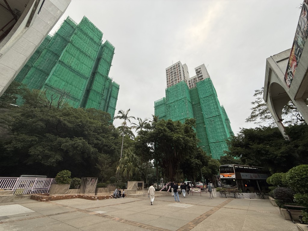 火炭穗禾苑正進行大維修工程，陸續拆除外牆防護網。