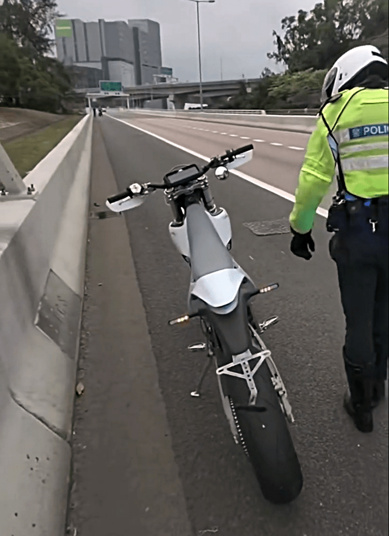交警檢查涉案電單車。fb：向香港警察致敬