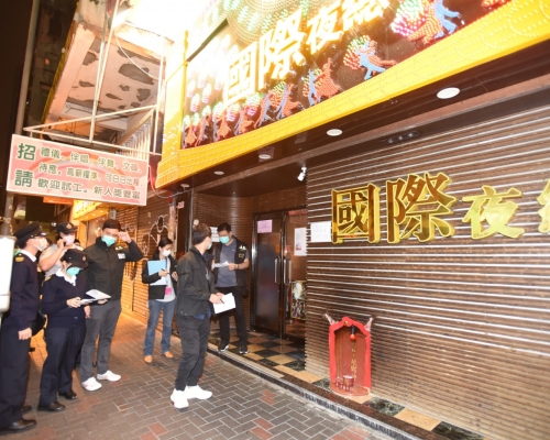 警方及食環署突擊巡查夜總會。