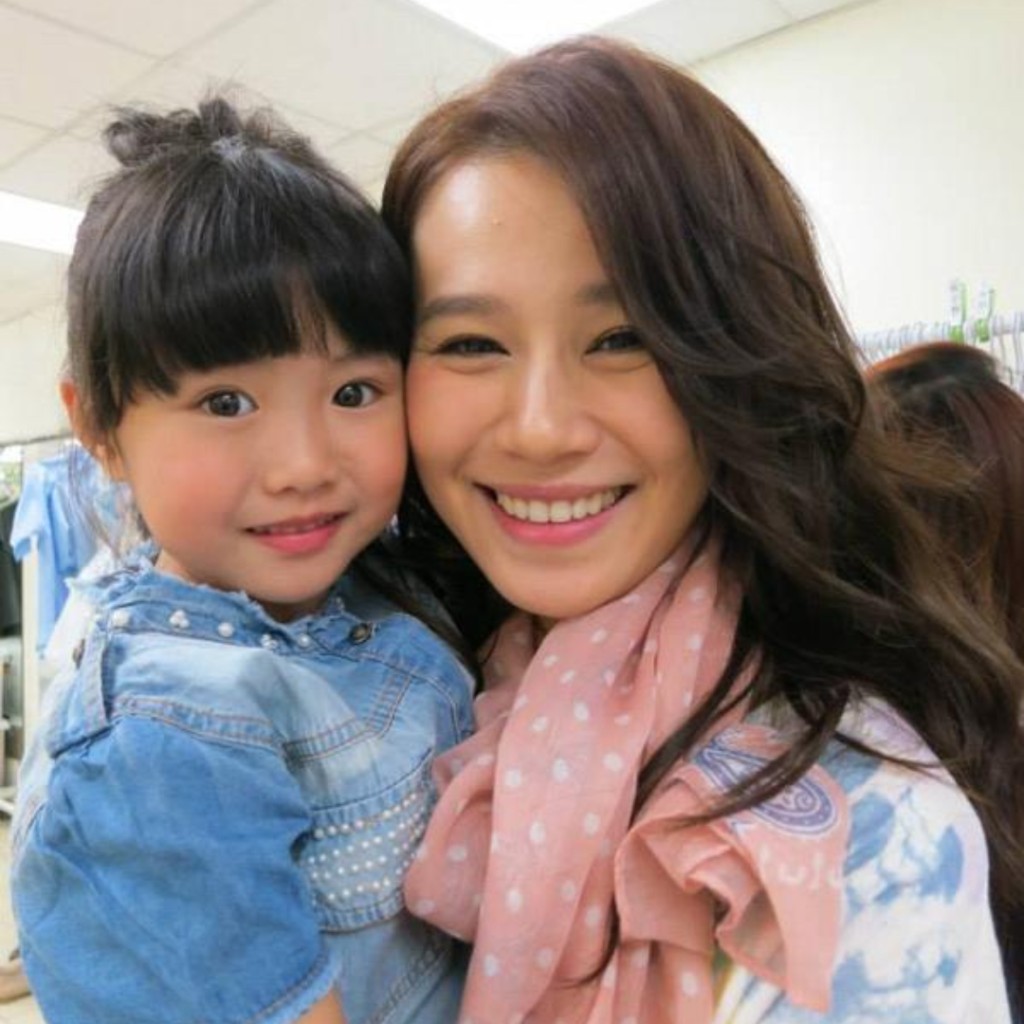童星Celine杨铠凝曾与黄翠如合作拍摄《爱我请留言》。