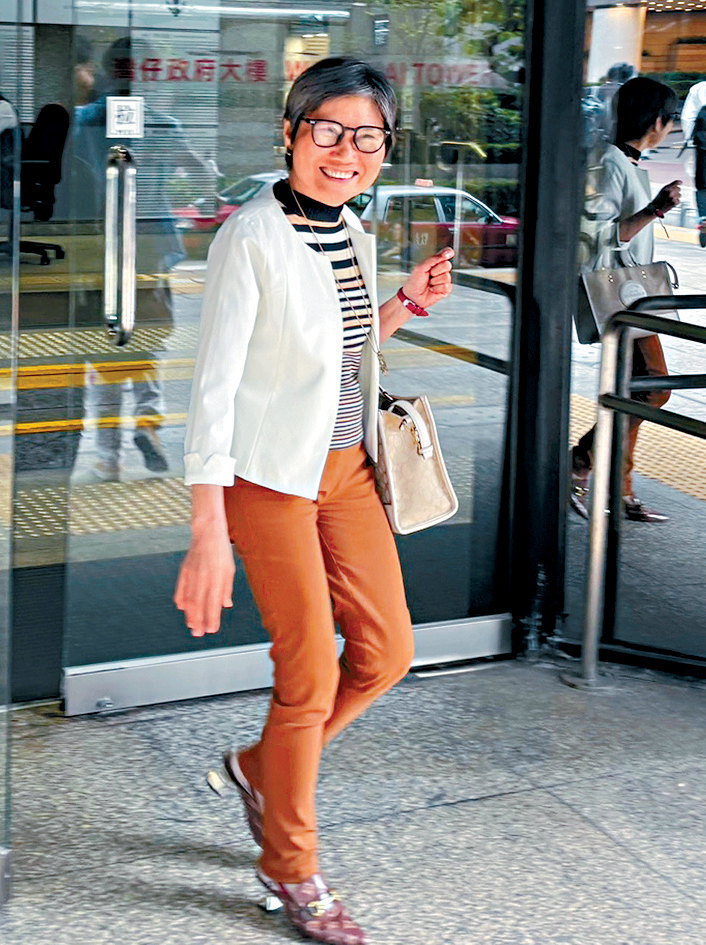 女醫生蔡淑梅涉濫發「免針紙」,否認17項不誠實取用電腦罪,再聯同丈夫否認7項洗黑錢罪。