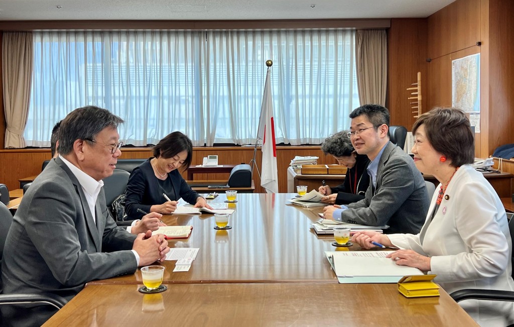 丘應樺(左一)今日(六月二十日)在日本東京與日本經濟產業副大臣太田房江(右一)會面,介紹香港的最新發展。