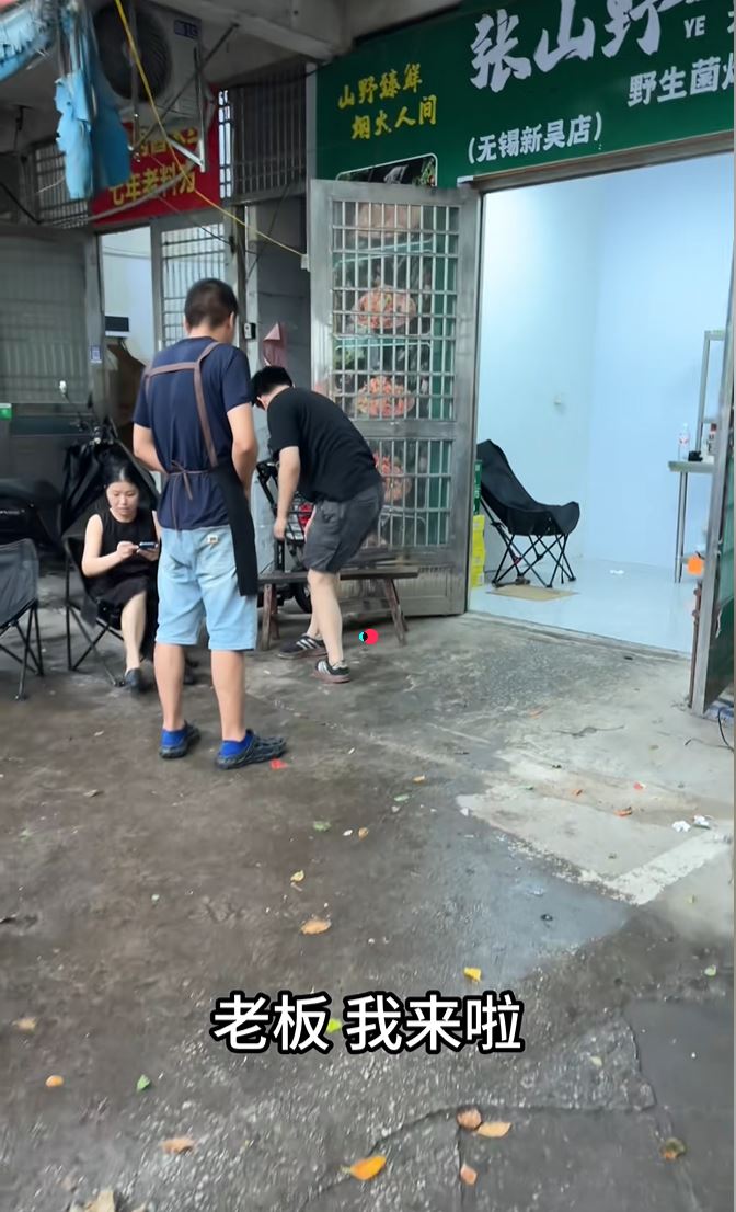 失业的万先生到炒饭店当一天学徒。抖音